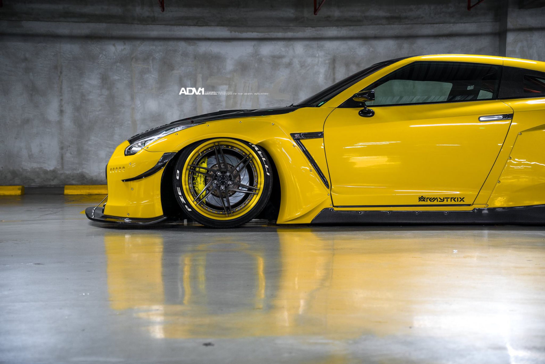 Желтый Rocket Bunny Nissan GTR